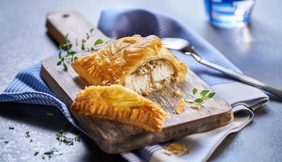 Steinbeißer Wellington mit Pilzen im Blätterteig