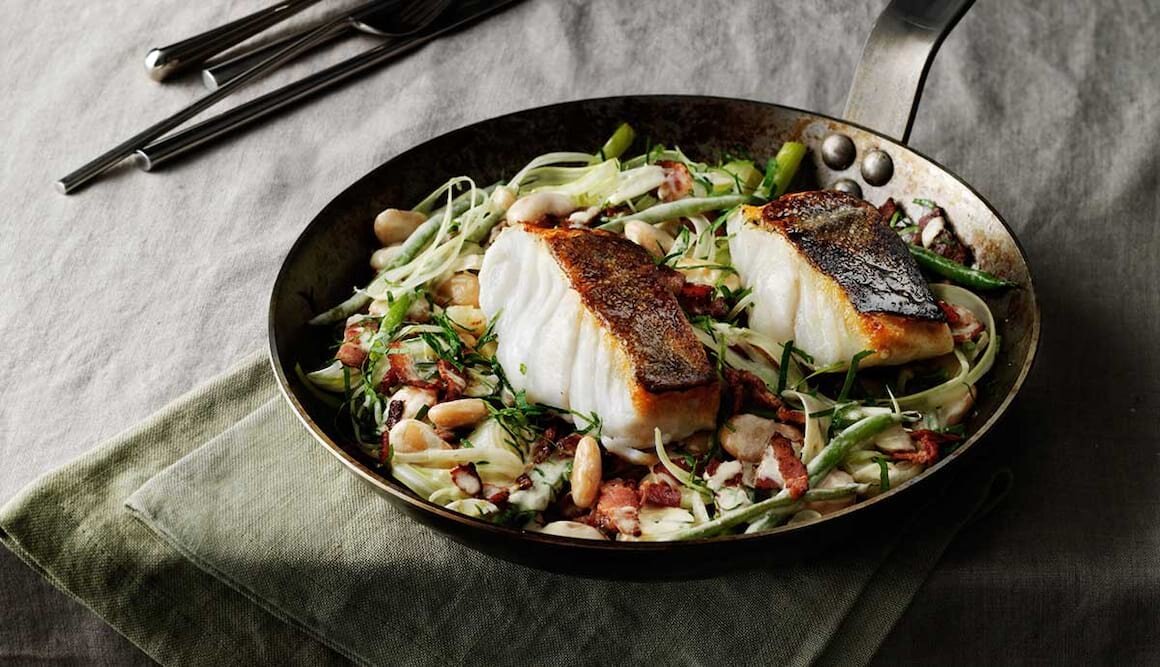 Skrei in der Pfanne mit Bohnen, Speck und Fenchel