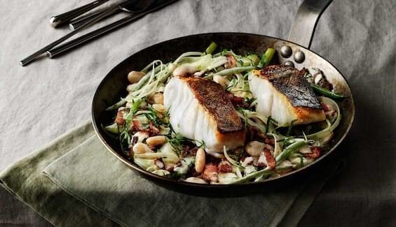 Skrei in der Pfanne mit Bohnen, Speck und Fenchel