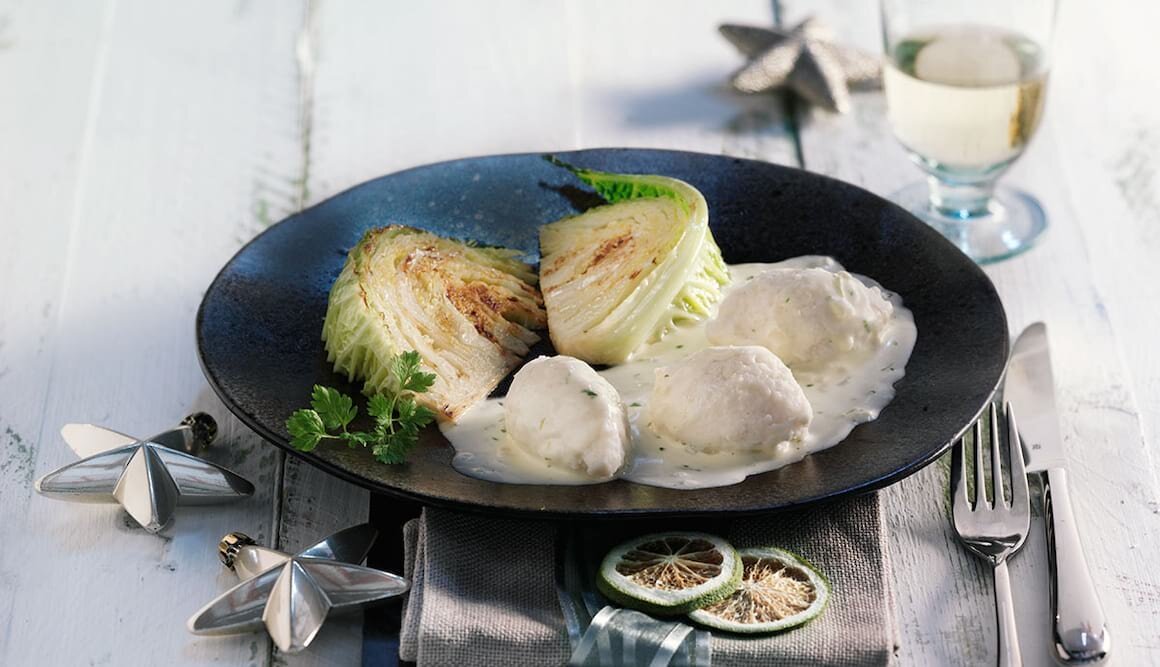 Lumb-Klößchen in Weißweinsauce mit geschmortem Wirsing