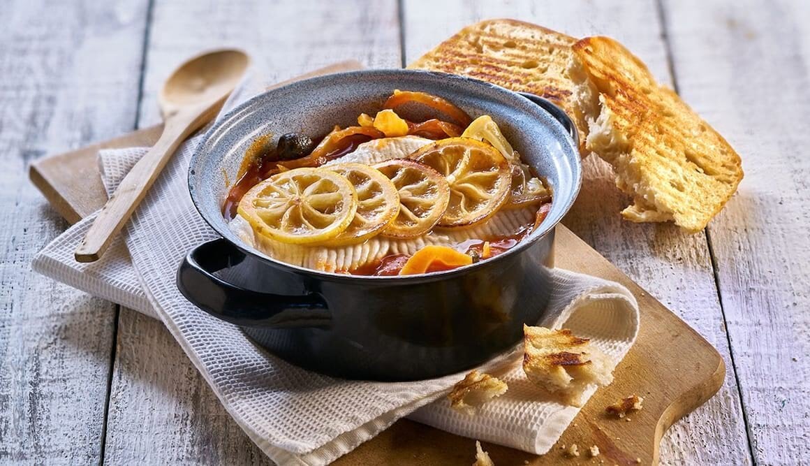 Rochen sizilianisch mit geröstetem Ciabatta