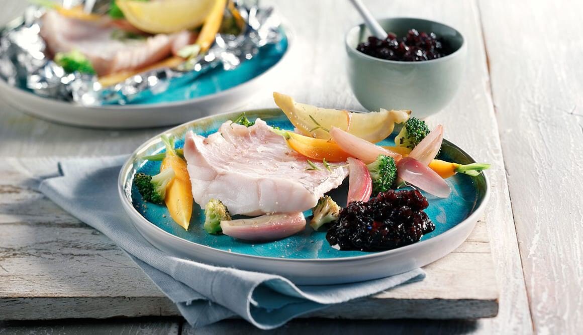 Rotbarsch in der Folie mit Zwiebelmarmelade