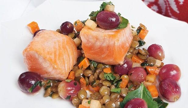 Norwegischer Lachs mit Linsen, Trauben und Sahne