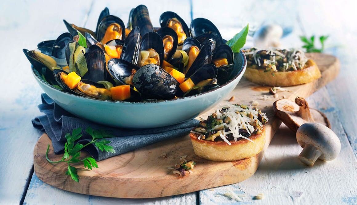 Miesmuscheln in Weißweinsud mit Pilzbruschetta