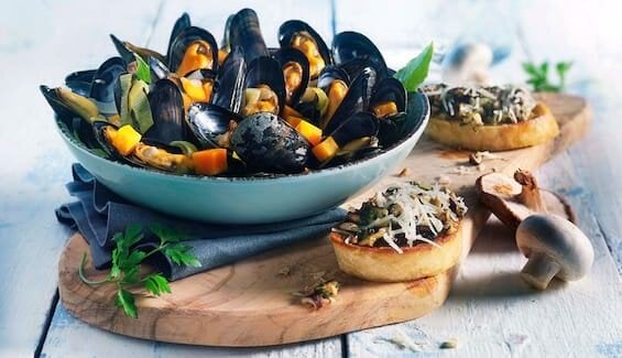 Miesmuscheln in Weißweinsud mit Pilzbruschetta