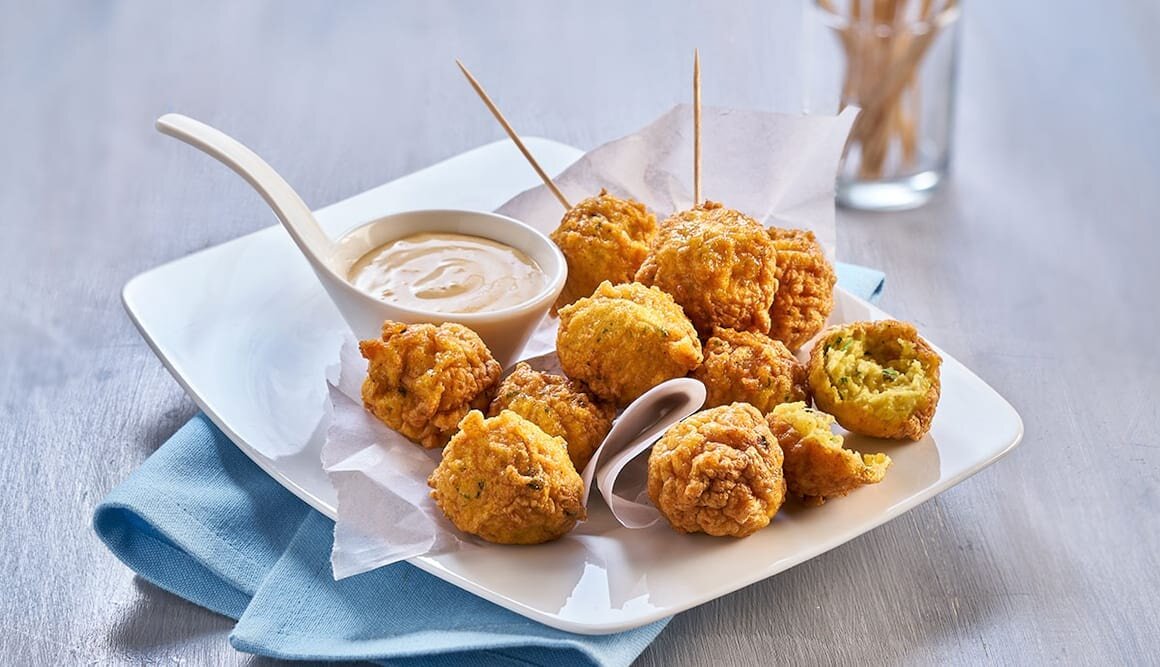 Frittierte Rotbarschbällchen mit Cajun-Dip
