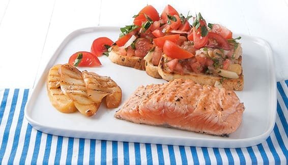 Gegrillter norwegischer Lachs und Toast mit Tomaten-Salsa und Räucherkäse