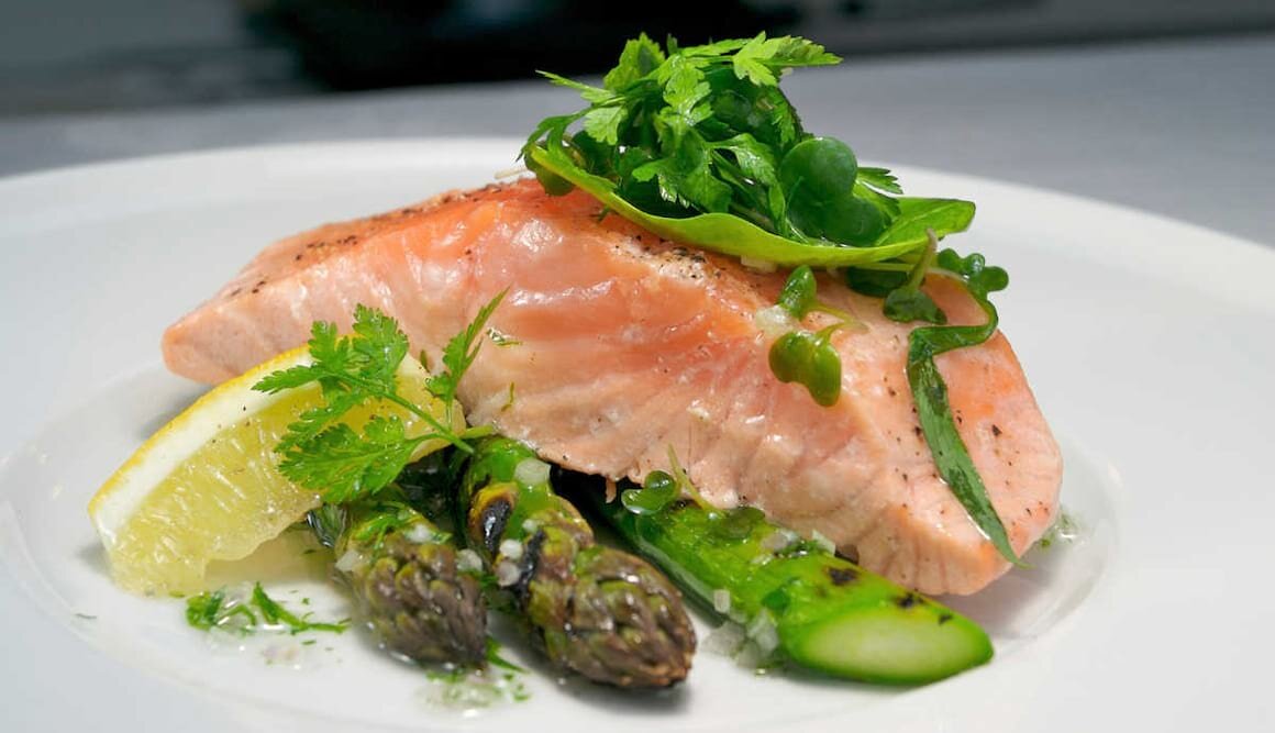 Gegrillter Lachs in Folie mit Spargel