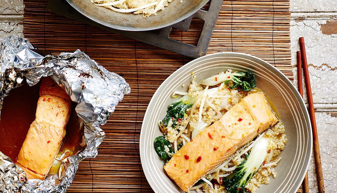 Süß marinierter Lachs auf Quinoa-Kohlgemüse