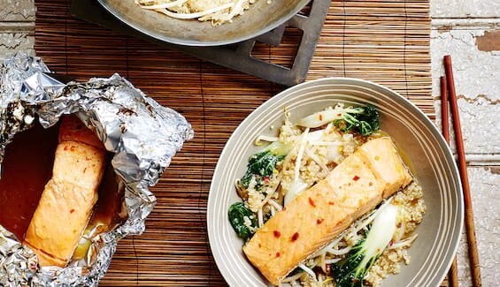 Süß marinierter Lachs auf Quinoa-Kohlgemüse