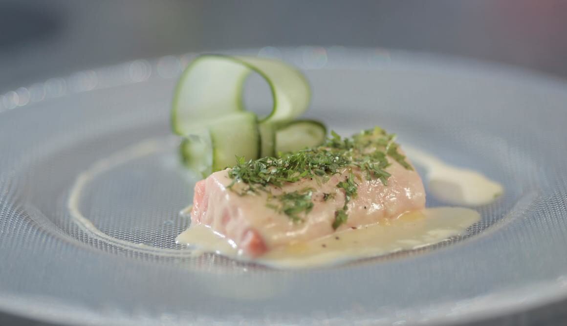 Pochierter Lachs in Buttersauce mit Gurkensalat