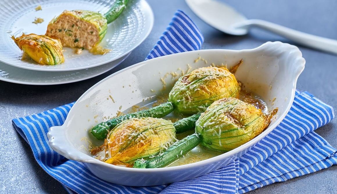 Zucchiniblüte gefüllt mit Seesaibling