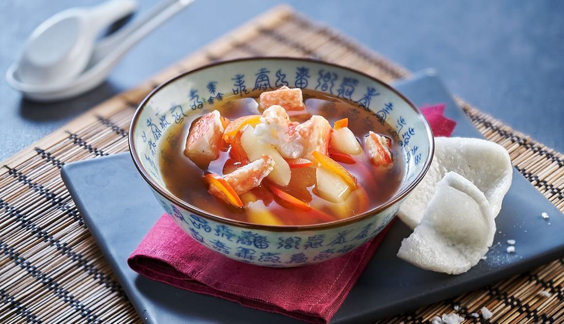 Chinesische Spargelsuppe mit Königskrabbenfleisch
