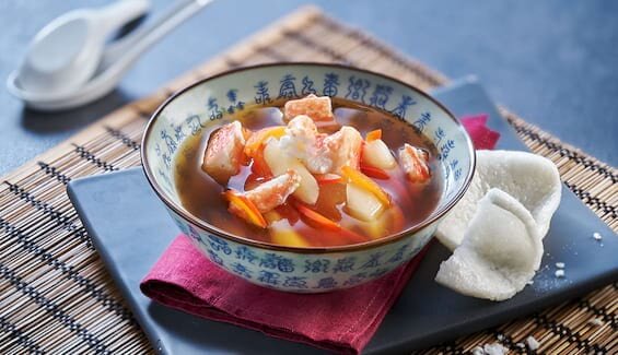 Chinesische Spargelsuppe mit Königskrabbenfleisch