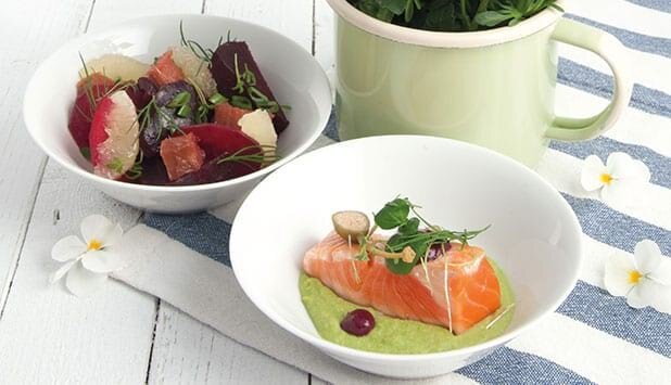 Norwegischer Lachs mit Rote Bete, Rhabarber und Pomelo-Salat