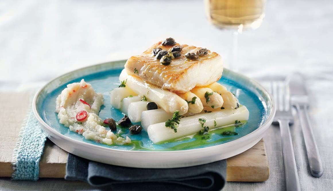 Kabeljau mit Kaperndressing, Basilikumbutter-Spargel und Topinambur-Püree