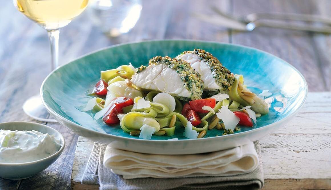 Gebackener Seeteufel mit Joghurt-Gurken-Dip und Spargel-Nudel-Salat