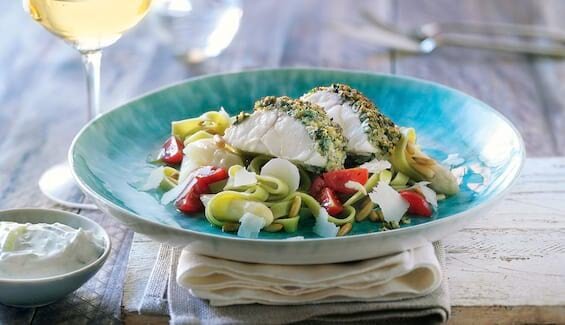 Gebackener Seeteufel mit Joghurt-Gurken-Dip und Spargel-Nudel-Salat