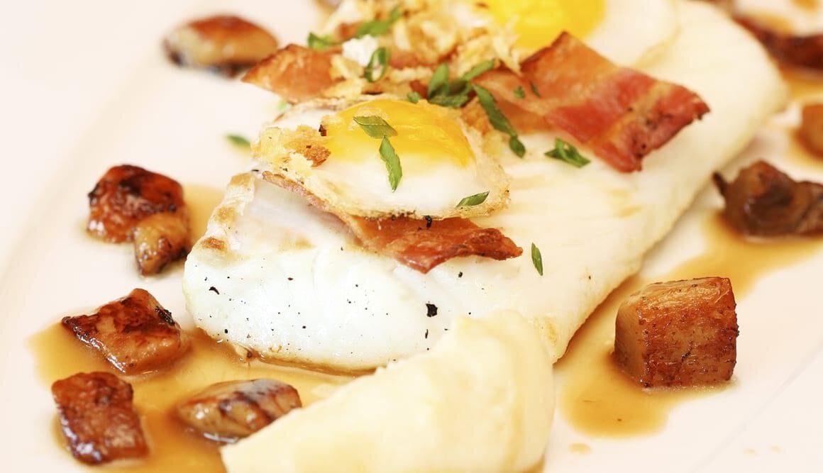 Gebackener Skrei mit Wachtelei, Speck und Zitronen-Zwiebel-Creme