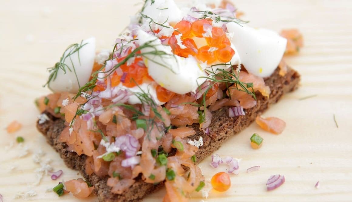 Tatar vom geräucherten norwegischen Lachs mit nordischer Garnierung, Sour Cream und Meerrettich