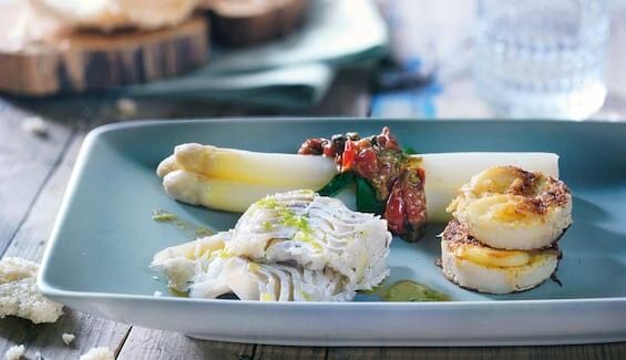 Schellfisch im Salzmantel mit Spargel in Tomaten-Sugo und Mini-Tortilla
