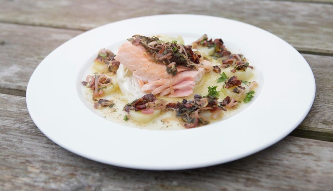 Gedämpfter Lachs mit Weißkohl und Speck-Vinaigrette