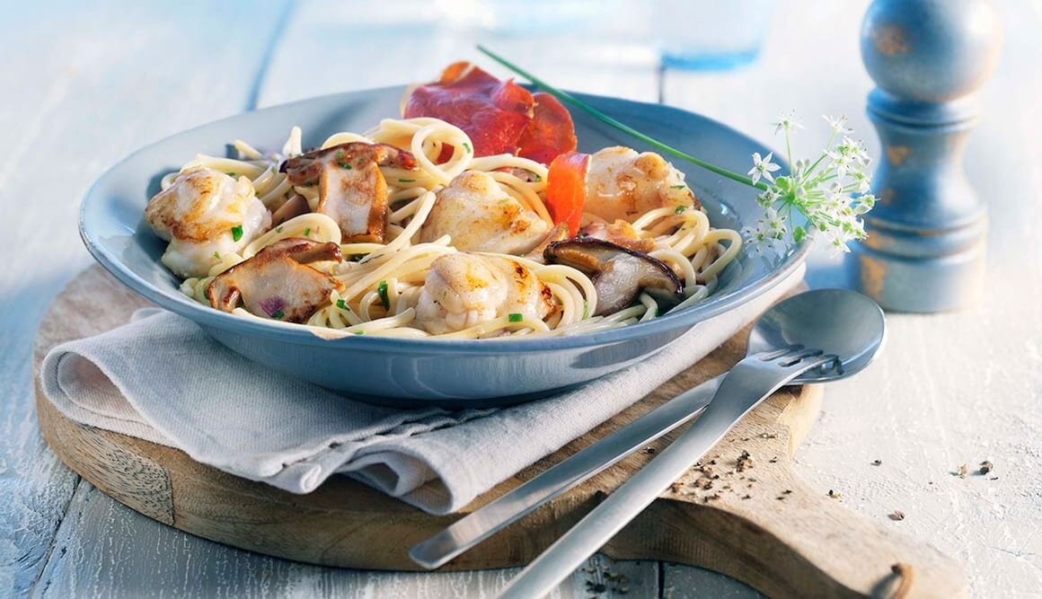 Spaghetti mit sautiertem Seeteufel und Steinpilzen