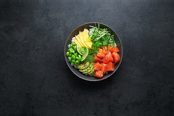 Einfache Poké-Bowl mit norwegischem Lachs