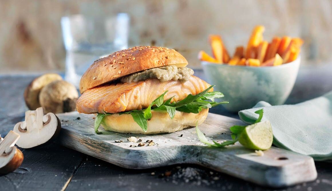 Lachsburger mit Pilzpesto