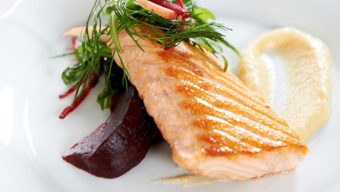 Gebratener norwegischer Lachs mit Apfelmeerrettich und gebackener Roter Bete