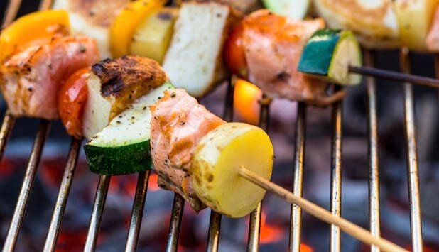 Grill-Spieße mit Lachs und Frikadellen