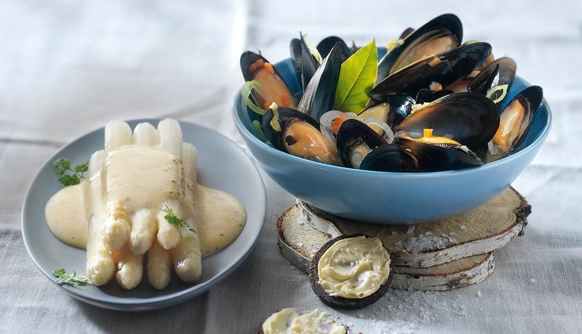 Miesmuscheln mit Spargel, Prosecco-Senf-Sauce und Schwarzbrottalern