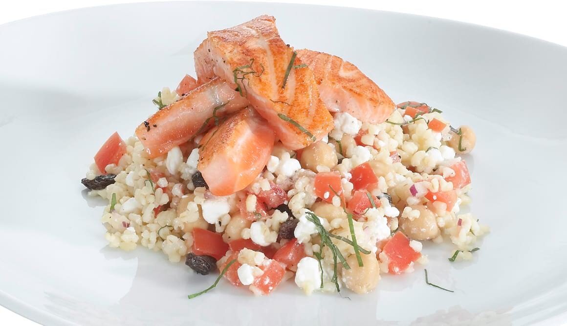 Gebratener Lachs auf Bulgursalat mit Tomaten und Kichererbsen