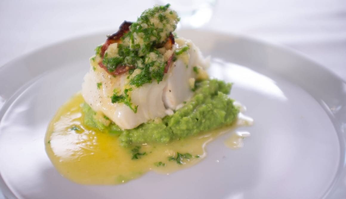 Skrei mit Speck und Erbsenpüree