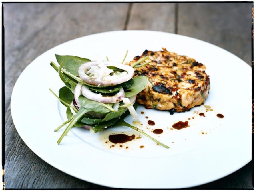 Gegrilltes Lachstartar mit sonnengetrockneten Tomaten, Oliven und Kapern