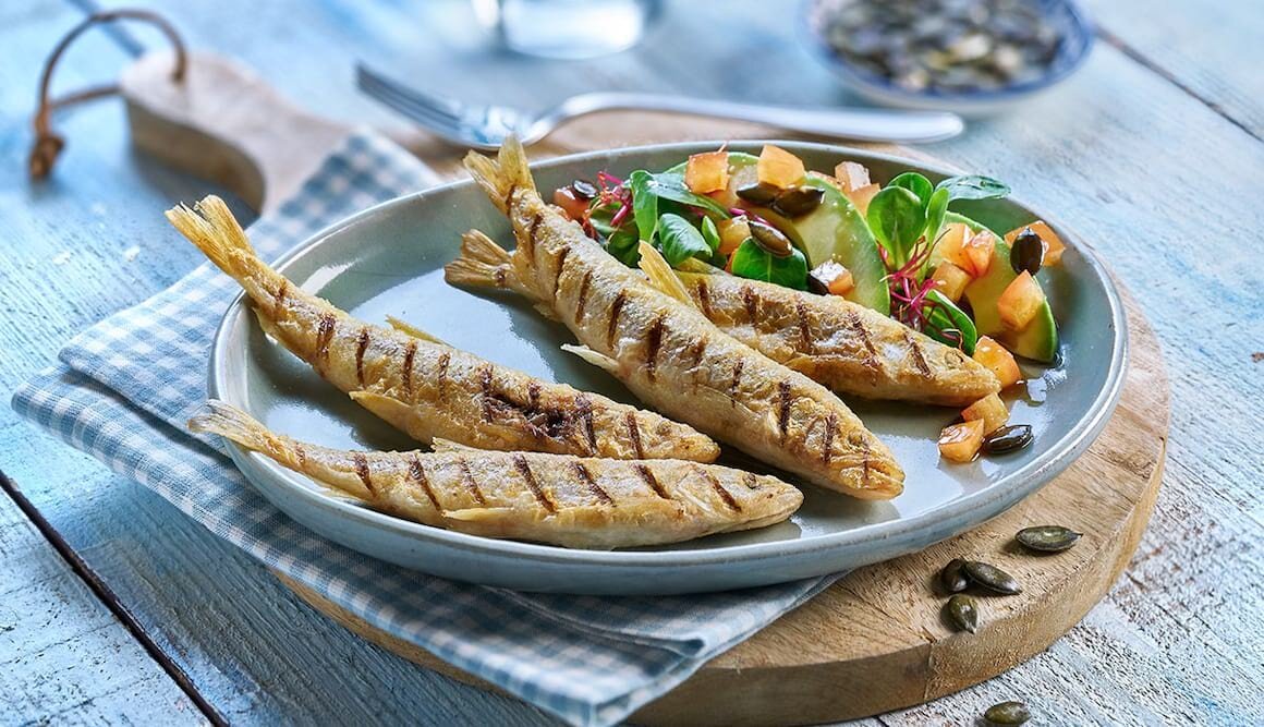 Avocadosalat mit gegrillter Lodde