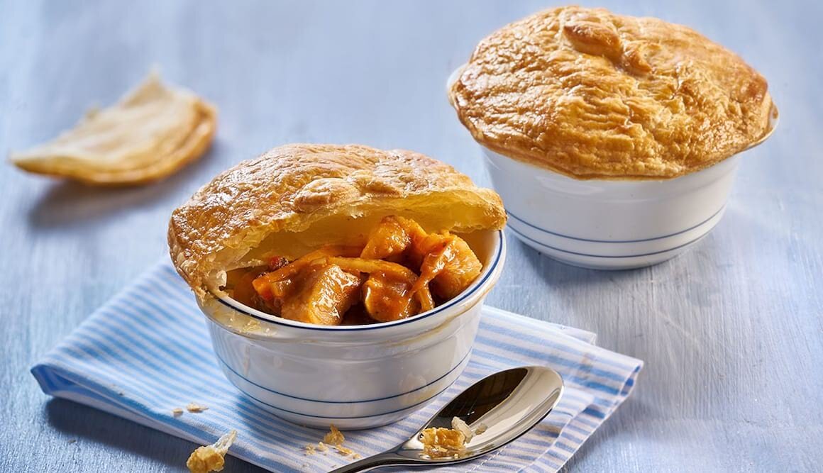 Ragout vom Leng unter der Blätterteighaube