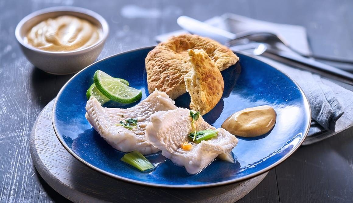 Pochiertes Steinbeißerfilet mit indischer Joghurtsauce