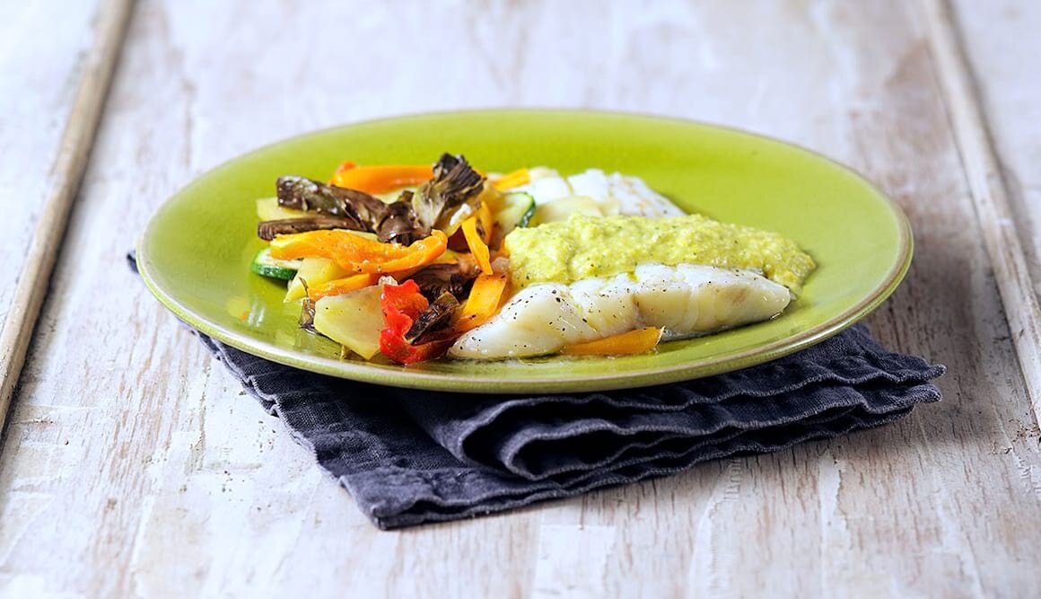 Im Ofen gebackener Stockfisch mit Gemüse und Zitrusfruchtsoße