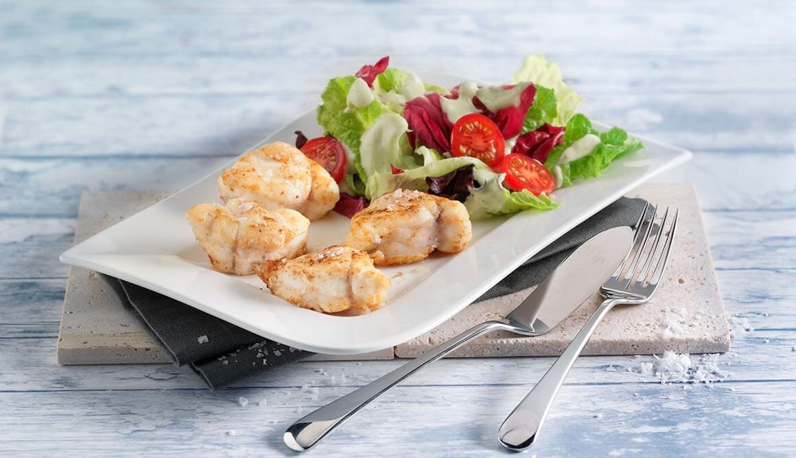 Seeteufelmedaillons an Blattsalat