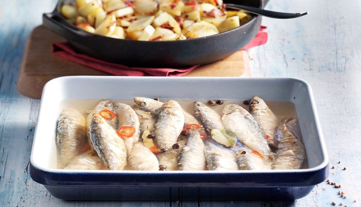 Süß-scharf eingelegte Sprotten mit Bratkartoffeln