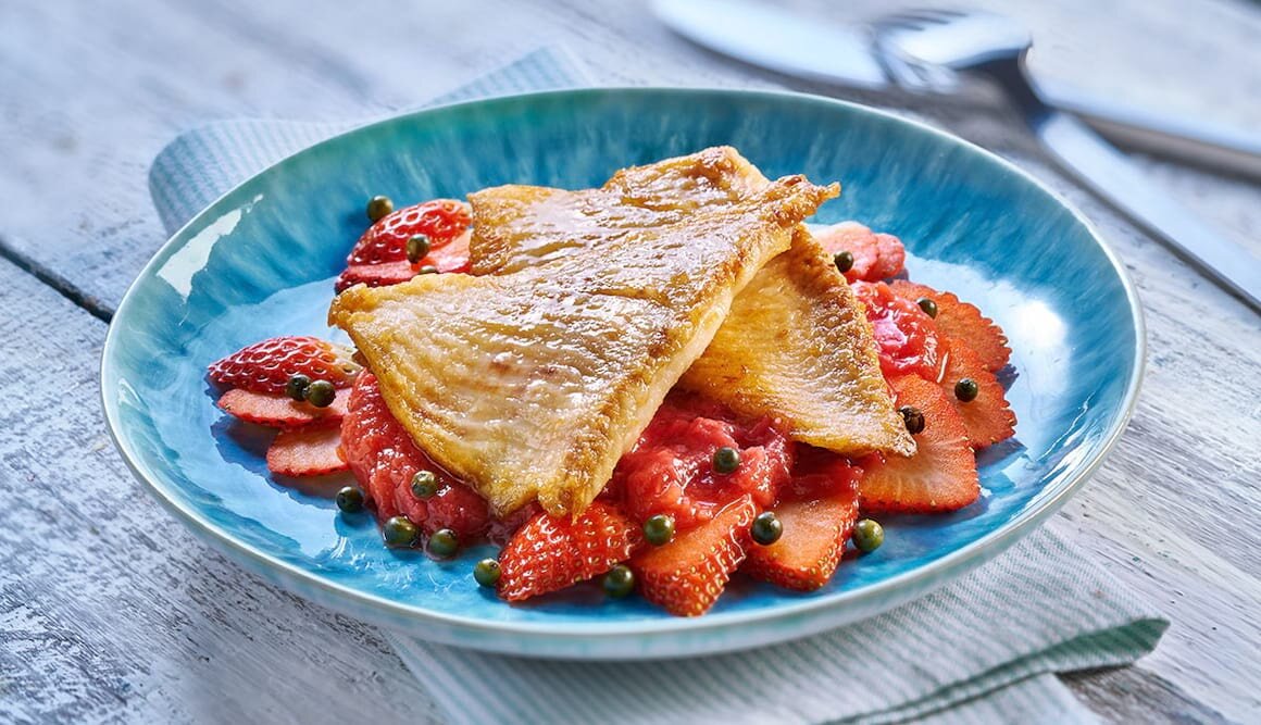 Steinbutt mit lauwarmem Erdbeer-Rhabarber-Salat