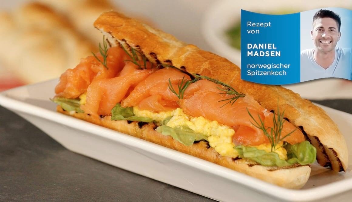 Norwegischer Toast: Räucherlachs auf Rührei