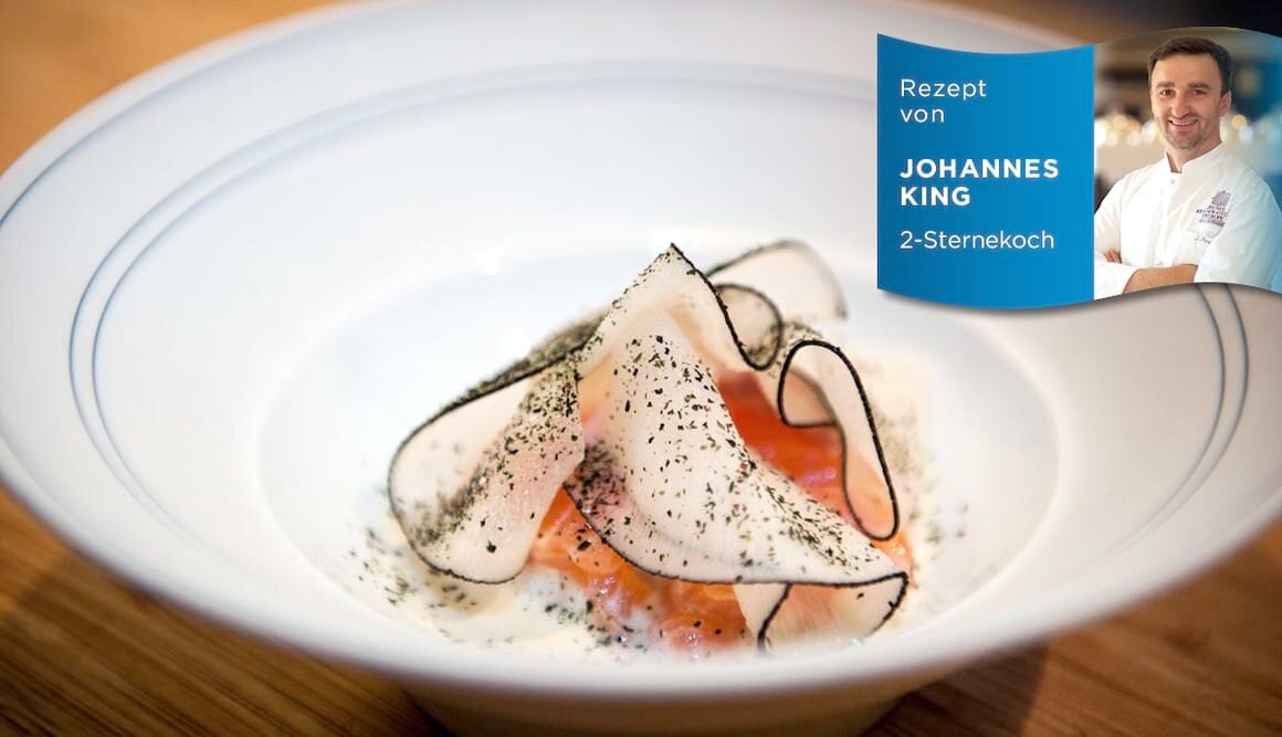 Fjordforelle mit gepickeltem schwarzen Rettich und Algensud