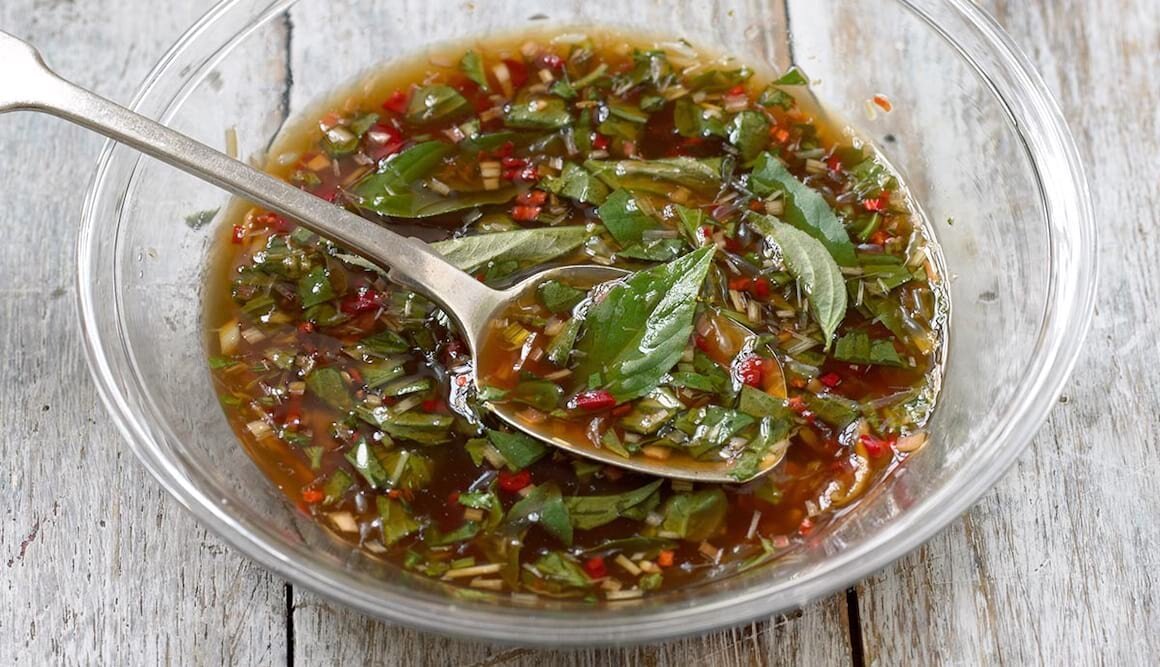 Zitronengras-Chili-Salsa – ideal zu Salaten