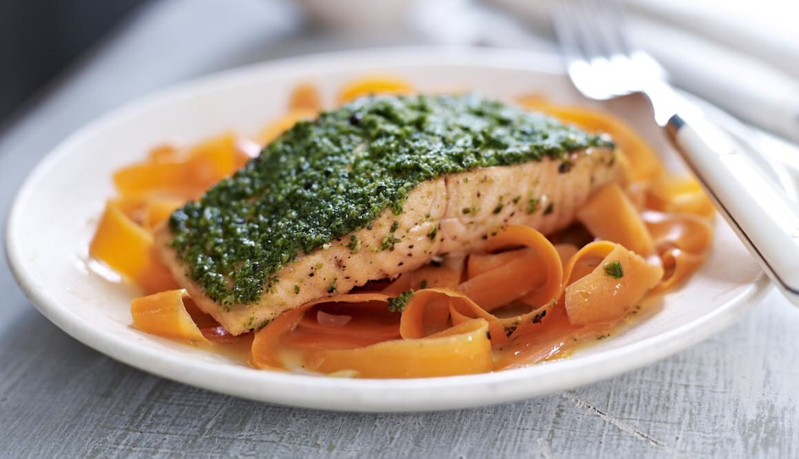 Norwegischer Lachs mit Pesto und Orangen-Möhren