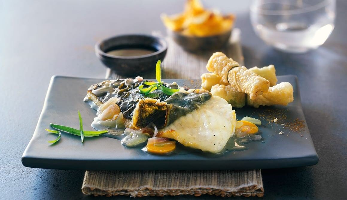 Steinbutt aus dem Ofen mit Spargel-Wan-Tan-Päckchen und Kartoffelchips