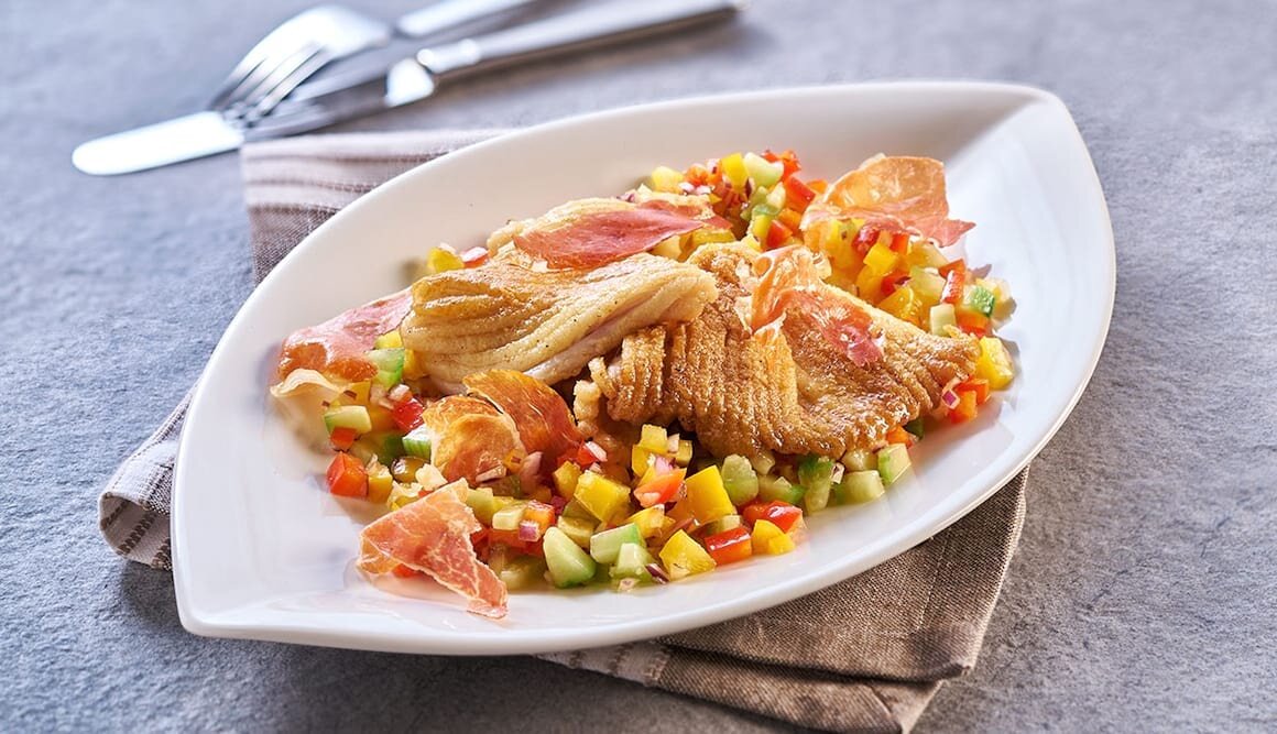 Rochen mit Paprikasalat und Schinkenchips