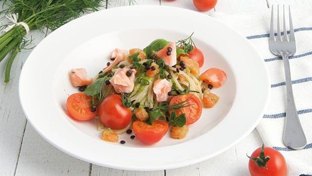 Norwegischer Lachs mit Pasta, Zucchini und Tomaten