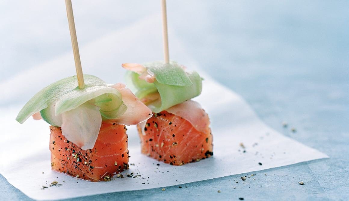 Lollies vom geräucherten Lachs mit eingelegtem Ingwer und Salatgurke